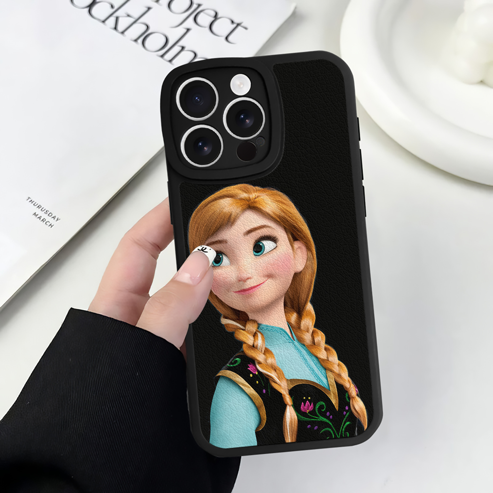 （画像用） アナと雪の女王 アンナ エルサ Frozen Anna Elsa 【iPhone 16シリーズ対応】シリコンスマホケース（レザー調） 材質：シリコン